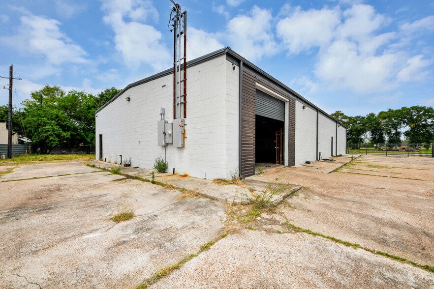More Photos Of 8603 Shoal Creek Dr, Houston Warehouse For Sale