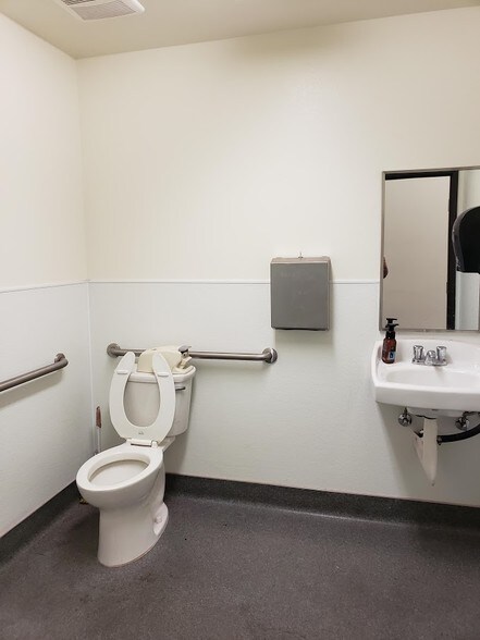 More Photos Of 2204-2230 S Fairview St, Santa Ana Light Distribution For Lease