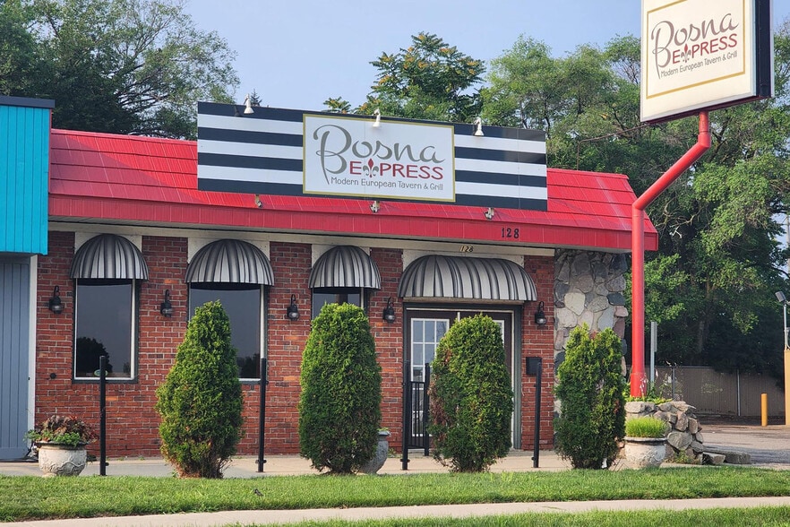 More Photos Of 128 28th St SW, Grand Rapids Restaurant For Sale