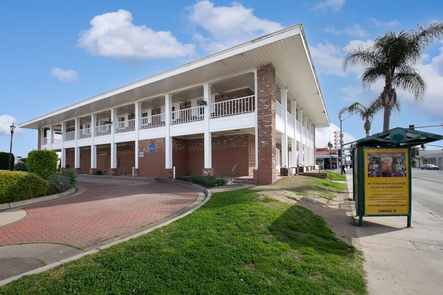 More Photos Of 1701 N Main St, Santa Ana Office For Sale