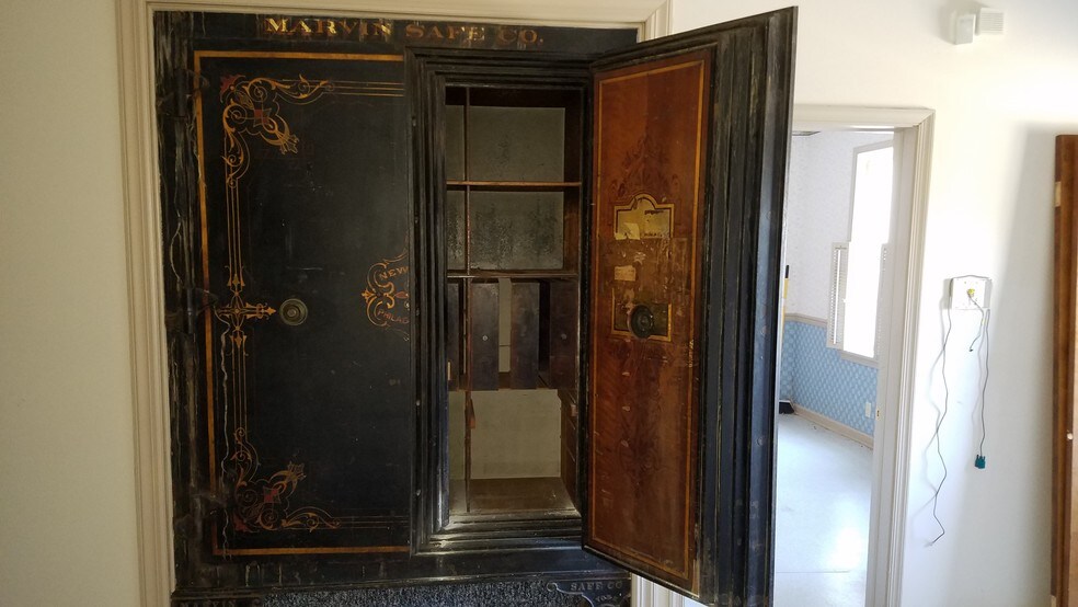 More Photos Of 600 Main St, Riverton Office For Sale