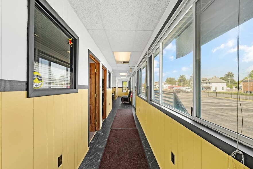 More Photos Of 736 Woodville Rd, Toledo Auto Dealership For Lease