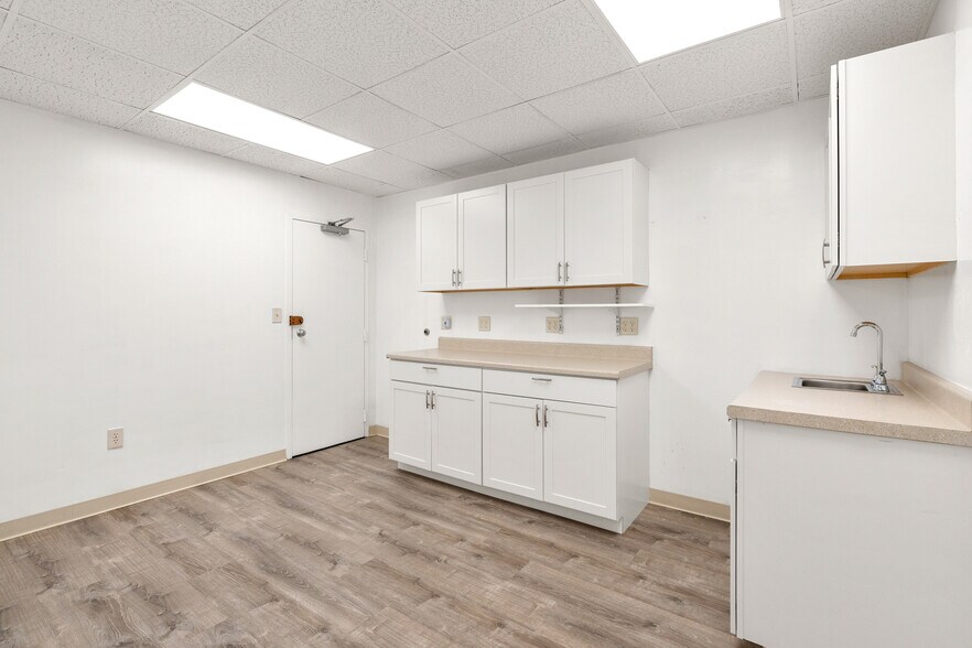 More Photos Of 6 Essex Center Dr, Peabody Medical For Sale