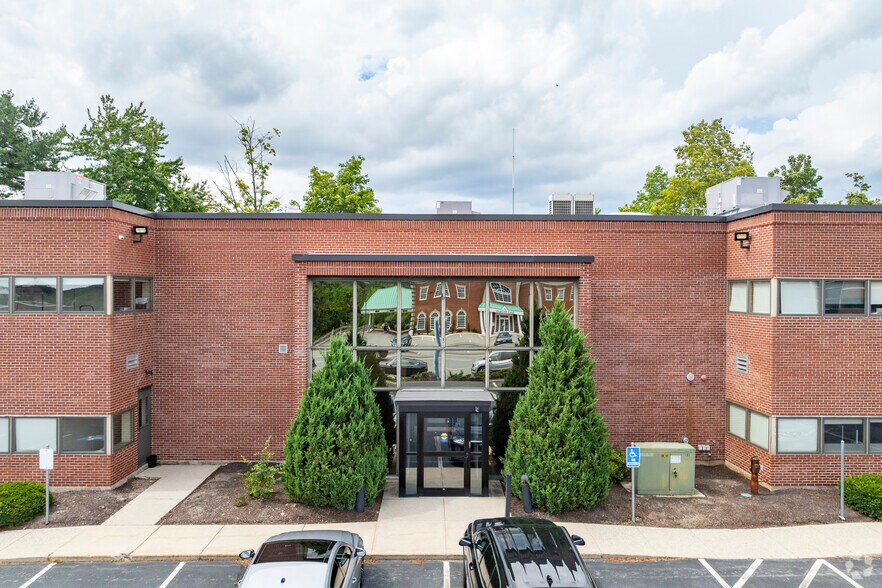 More Photos Of 18 Pelham Rd, Salem Office For Lease