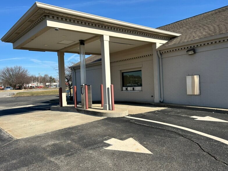 More Photos Of 800 US Highway 31 S, Greenwood Bank For Lease