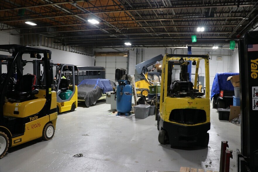 More Photos Of 6704 Pingree Rd, Crystal Lake Manufacturing For Lease