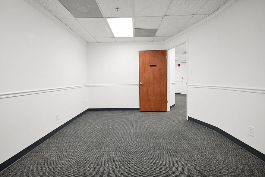 More Photos Of 2691 E Oakland Park Blvd, Fort Lauderdale Office Residential For Lease