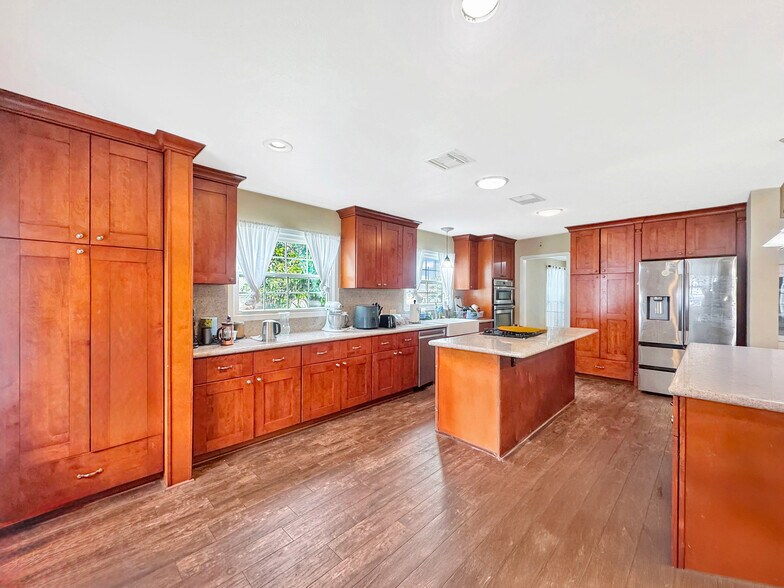 More Photos Of 7736 Sugar Dr, Huntington Beach Apartments For Sale