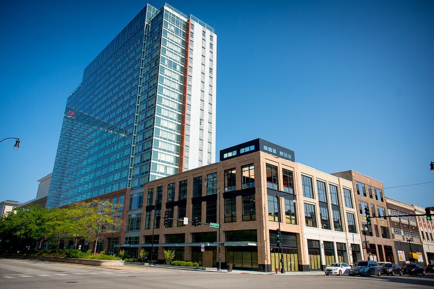 Primary Photo Of 123 E Cermak Rd, Chicago Restaurant For Lease