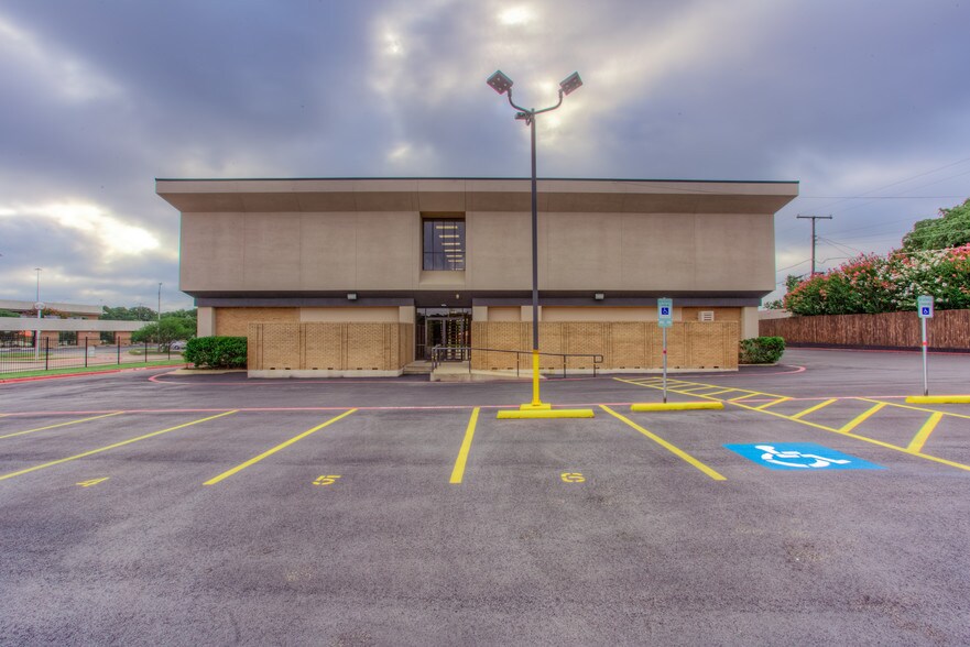 More Photos Of 6464 Brentwood Stair Rd, Fort Worth Office For Sale