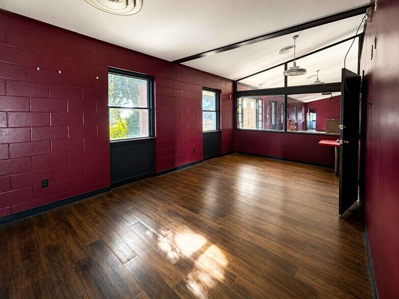 More Photos Of 1120 E Sen Carlos Truan Blvd, Kingsville Restaurant For Sale