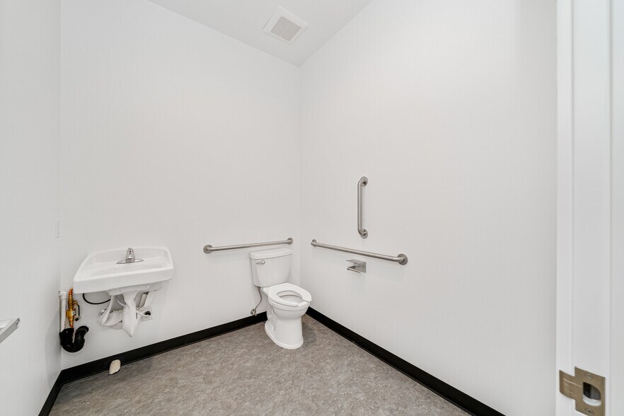 More Photos Of 115 Main Ave, Tillamook General Retail For Lease