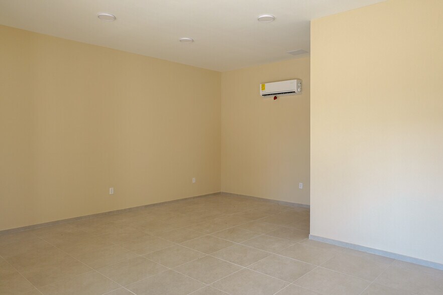More Photos Of 2418 W Palma Vista Dr, Palmview General Retail For Lease