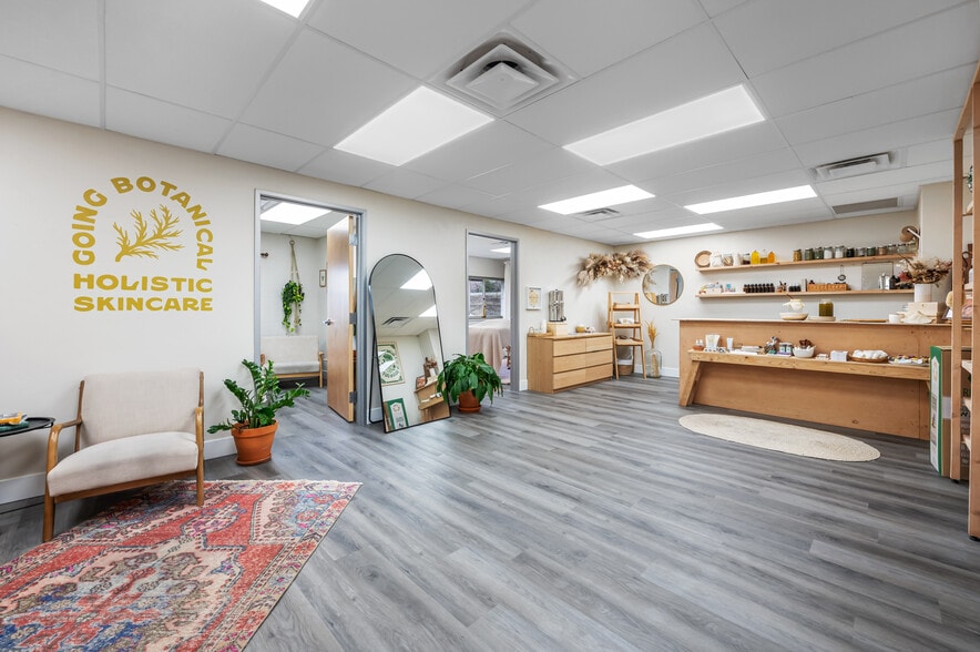 More Photos Of 104-108 W 31st St, Garden City Light Manufacturing For Sale