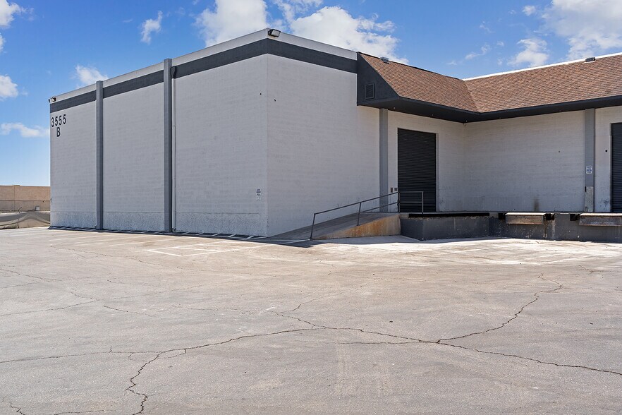 More Photos Of 3555 W Quail Ave, Las Vegas Warehouse For Lease