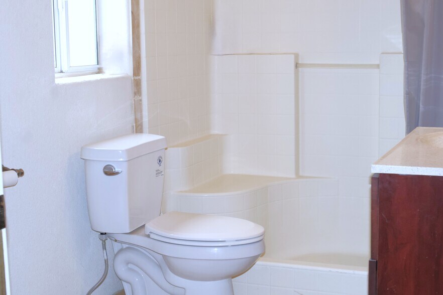 More Photos Of 404 3rd St, Capitan Flex For Sale