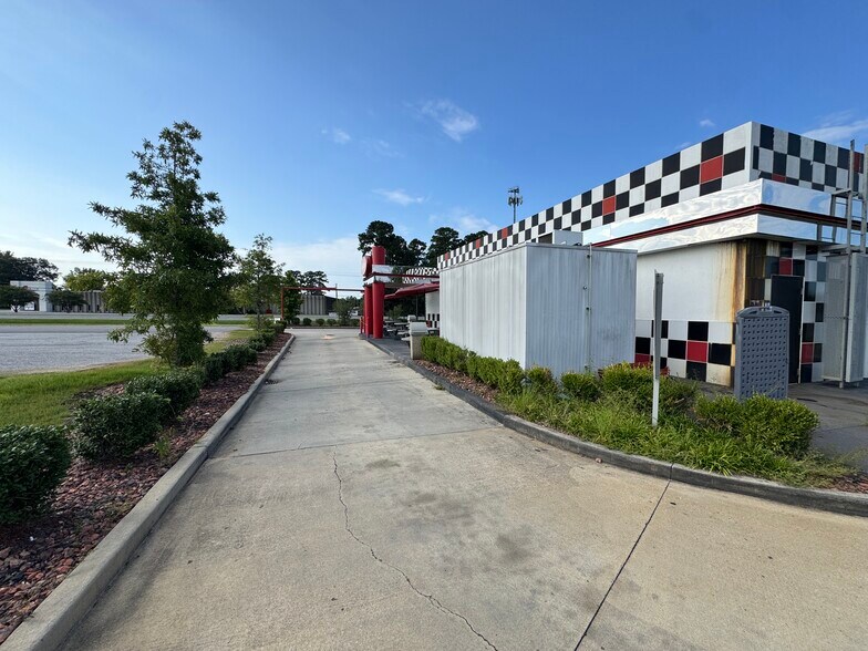 More Photos Of 5620 Mcfarland Blvd, Northport Freestanding For Lease