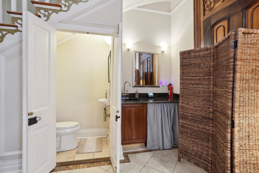 More Photos Of 842 Camp St, New Orleans Specialty For Sale