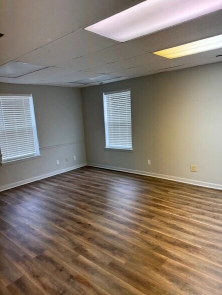 More Photos Of 1517 Broadway St, Clarksville Office For Lease