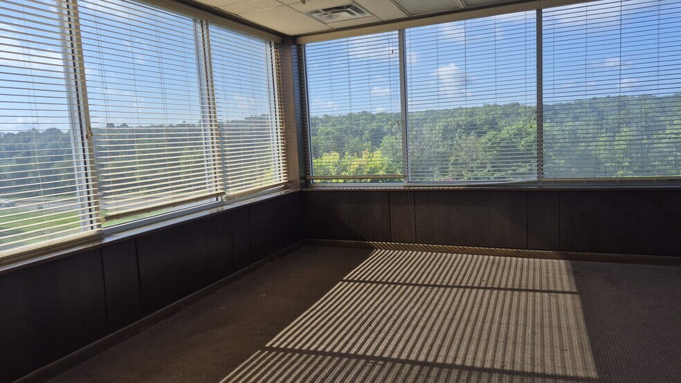 More Photos Of 400 Aviation Plz, Hot Springs Manufacturing For Lease