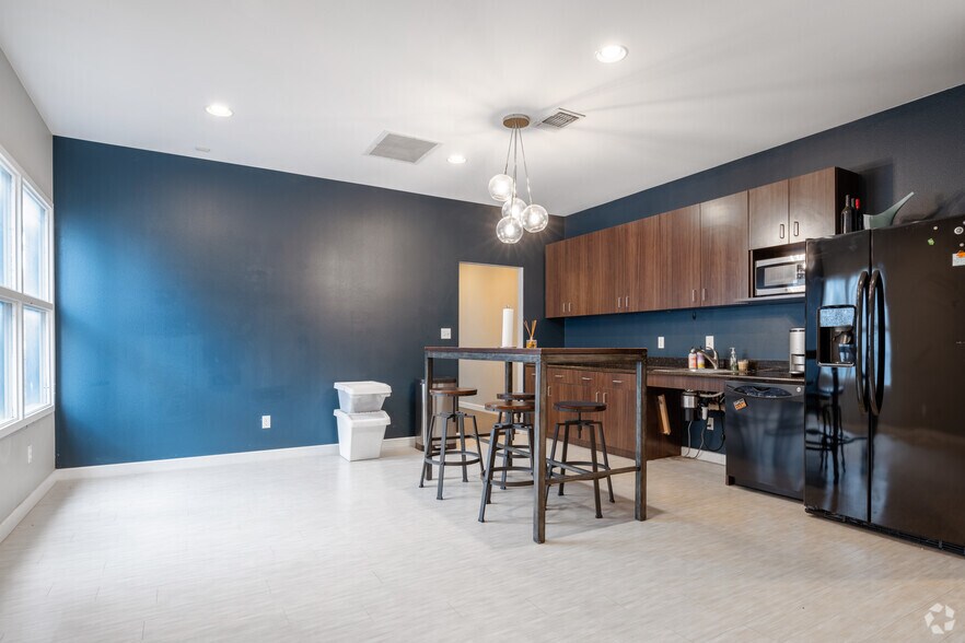 More Photos Of 504 W 38th St, Austin Unknown For Lease