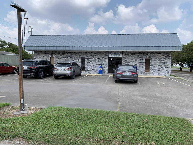 More Photos Of 107 E Austin St, Port Lavaca Distribution For Sale