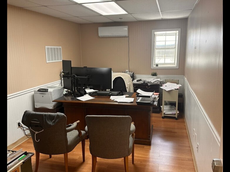 More Photos Of 418 E Jones St, Lewisville Manufacturing For Lease