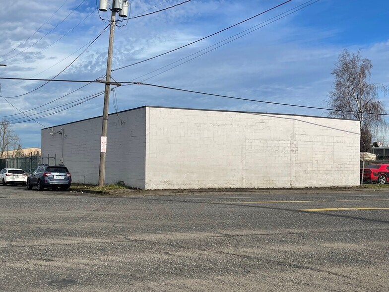 More Photos Of 635 N Columbia Blvd, Portland Warehouse For Sale