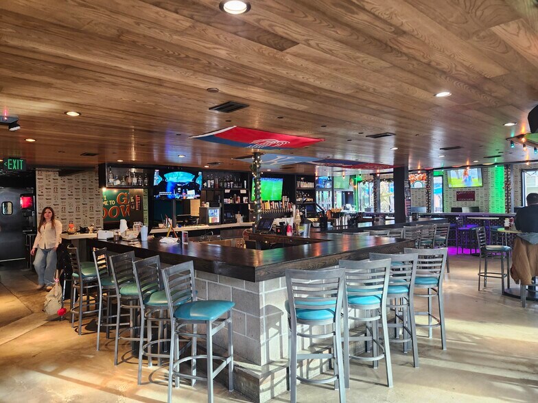 More Photos Of 424 Westport Rd, Kansas City General Retail For Sale