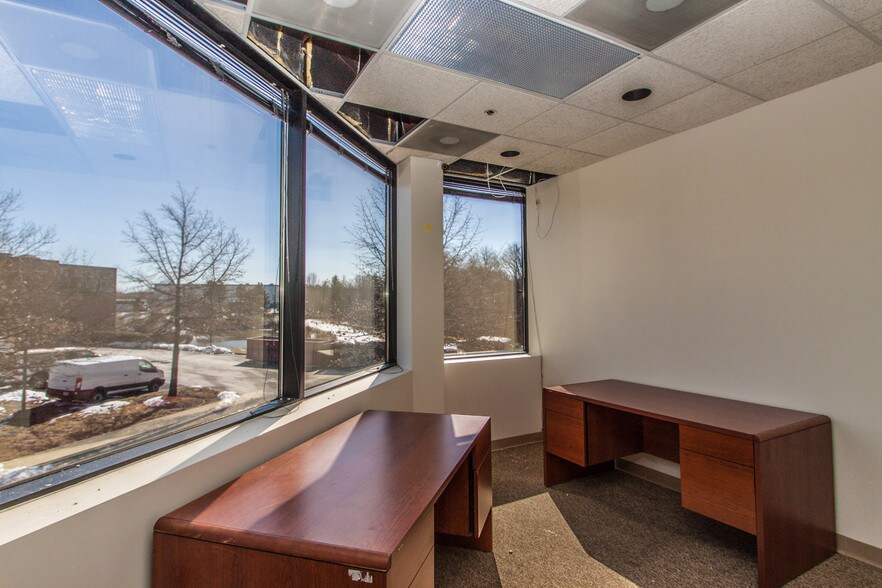 More Photos Of 45645 Willow Pond Plz, Sterling Office For Sale