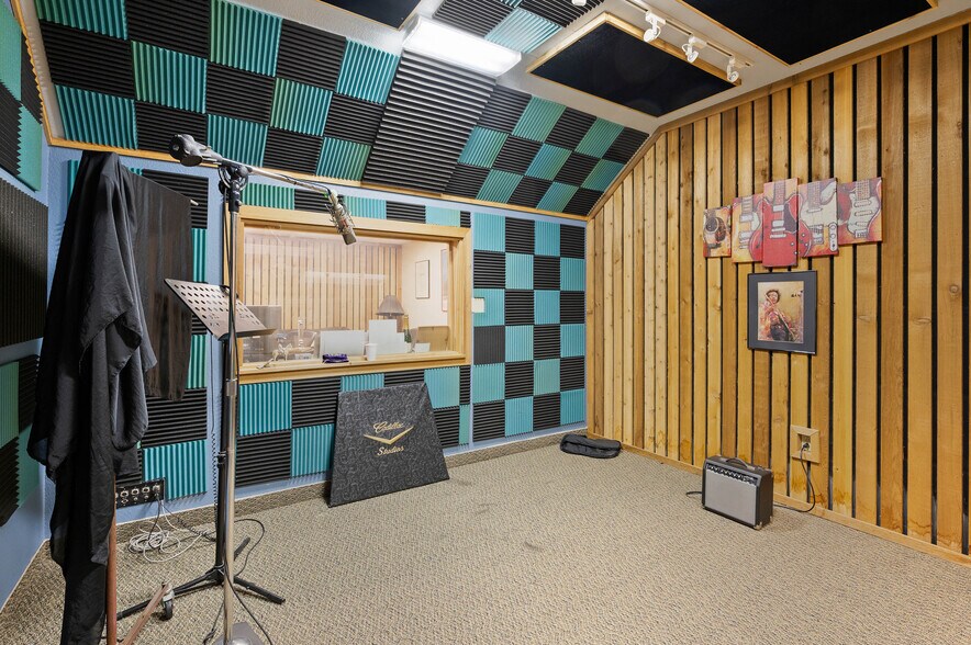 More Photos Of 531 W Main St, Denison Office For Sale