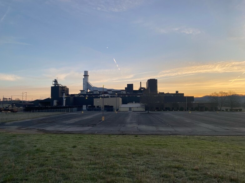 More Photos Of 134 Waupaca Dr, Etowah Manufacturing For Sale