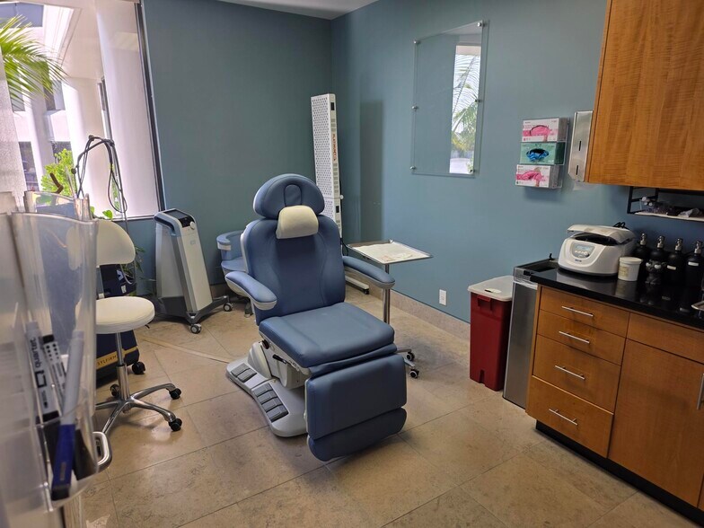 More Photos Of 2121 E Coast Hwy, Newport Beach Medical For Lease