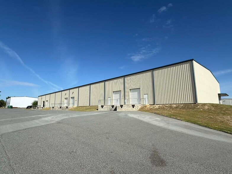 More Photos Of 644 Fortune Blvd, Midway Warehouse For Lease