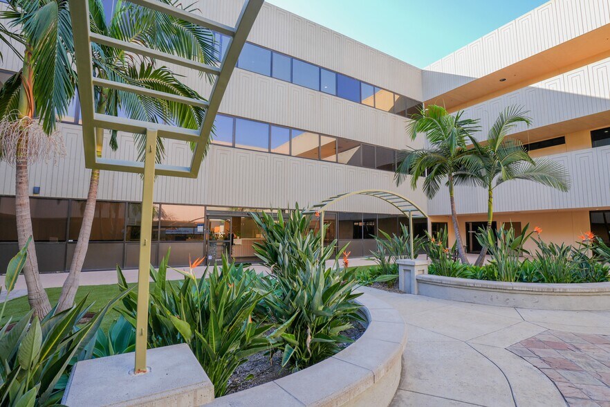 More Photos Of 999 N Tustin Ave, Santa Ana Medical For Sale