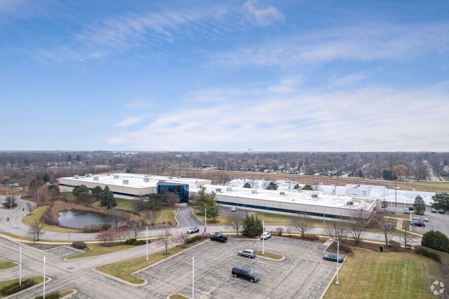 More Photos Of 161-175 N Archer Ave, Mundelein Warehouse For Lease