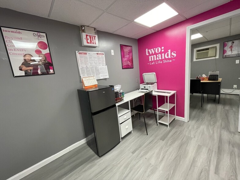 Primary Photo Of 90 Main St, Mineola Storefront Retail Residential For Lease