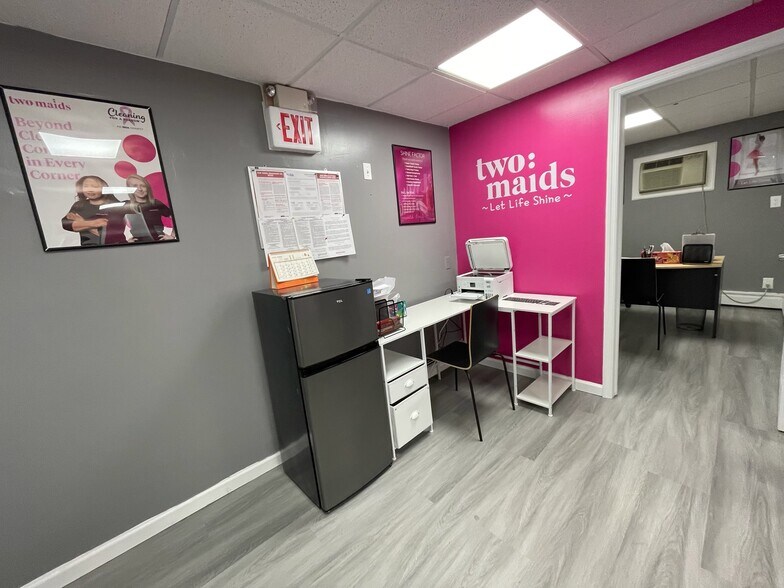 More Photos Of 90 Main St, Mineola Storefront Retail Residential For Lease