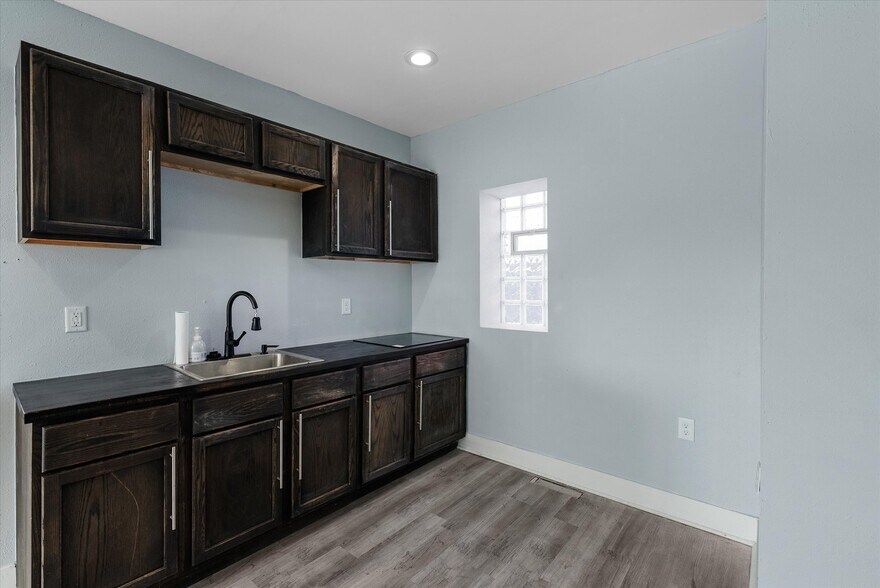 More Photos Of 7518 W Fond Du Lac Ave, Milwaukee Freestanding For Sale