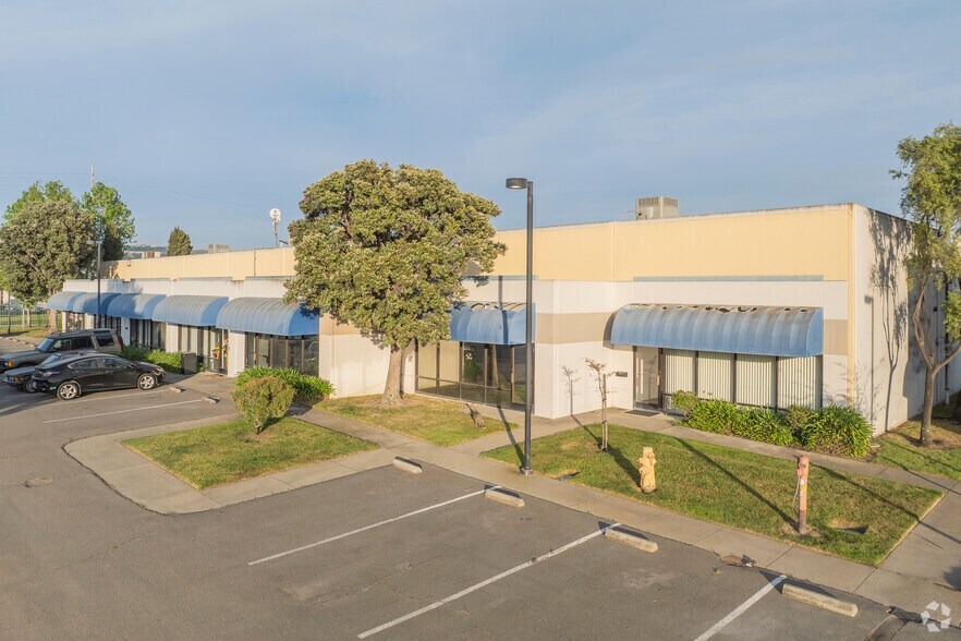 More Photos Of 4723 Tidewater Ave, Oakland Showroom For Lease