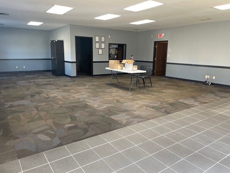 More Photos Of 1314 E 10th St, Jeffersonville Showroom For Sale