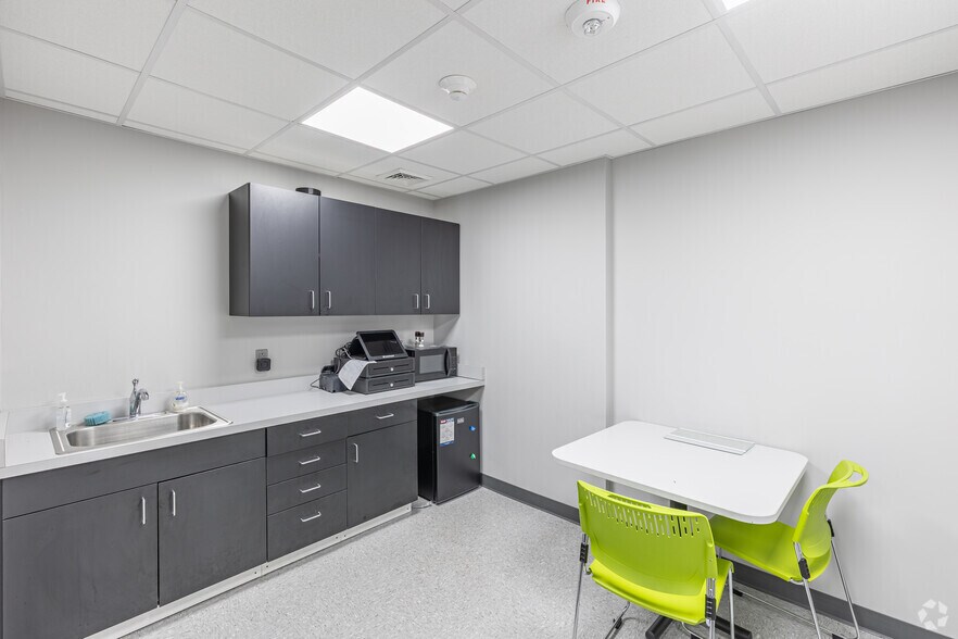 More Photos Of 875 W Chestnut St, Washington Restaurant For Sale