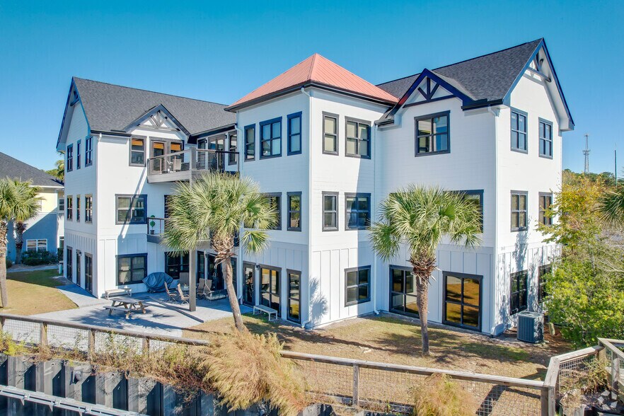 More Photos Of 670 Marina Dr, Charleston Office For Lease