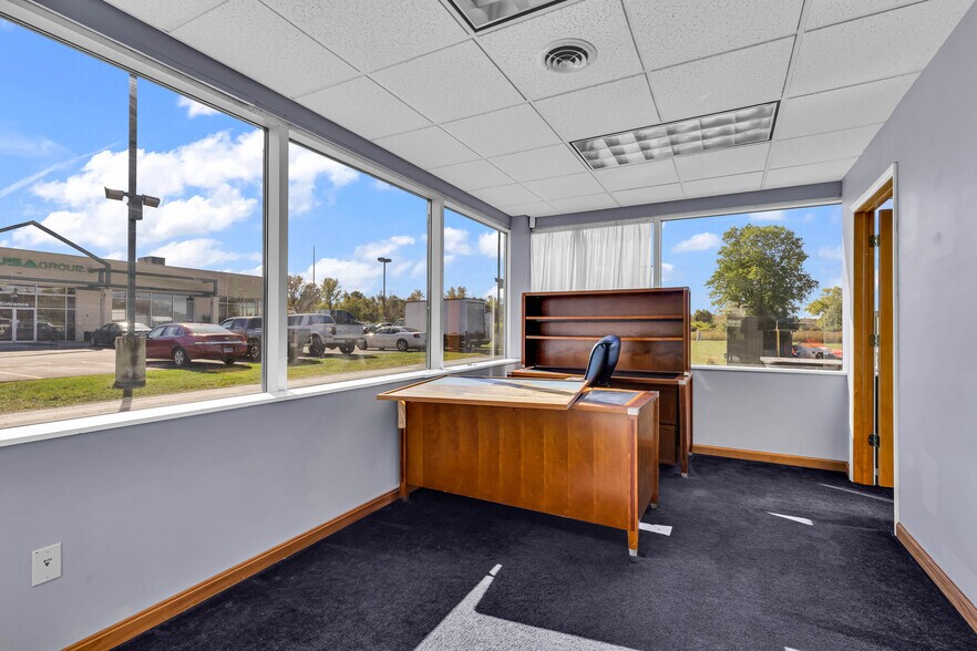 More Photos Of 3050 Delta Marine Dr, Columbus Office For Sale
