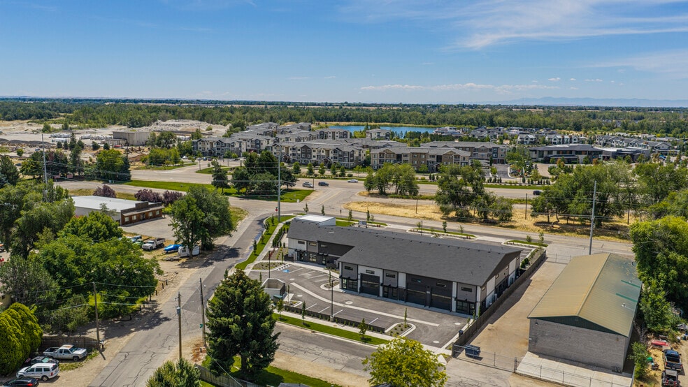 More Photos Of 1093 N Parkinson St, Eagle Light Distribution For Sale