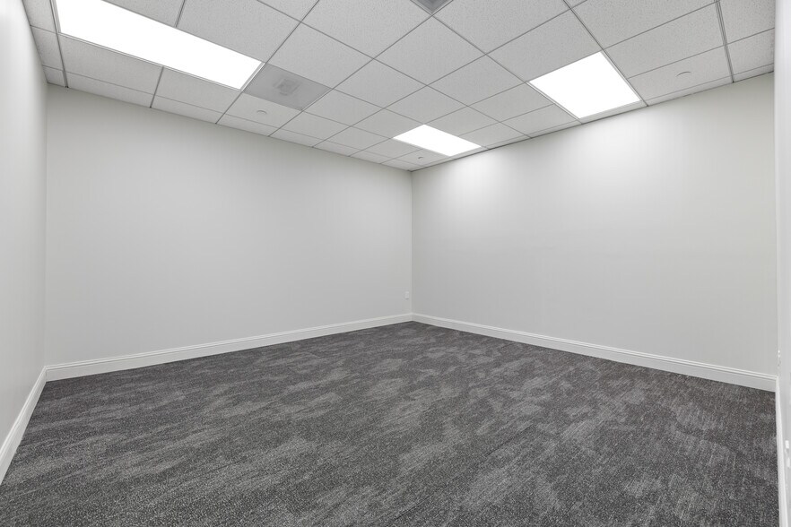 More Photos Of 17 S Briar Hollow Ln, Houston Office Residential For Lease
