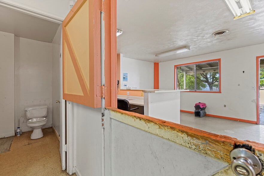 More Photos Of 245 N 7th St, Williams Light Distribution For Sale