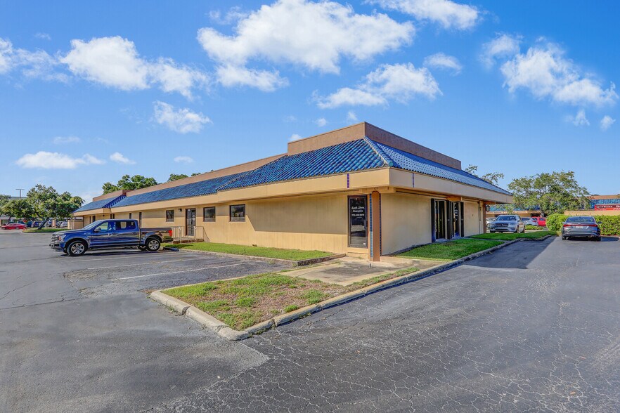 More Photos Of 955 SE Central Pky, Stuart Office For Lease