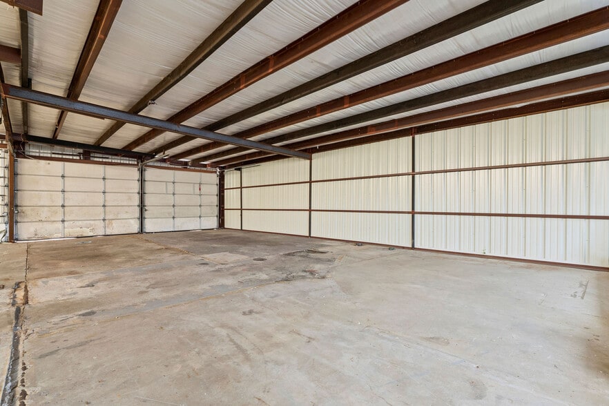 More Photos Of 107 N Danville St, Willis Showroom For Lease