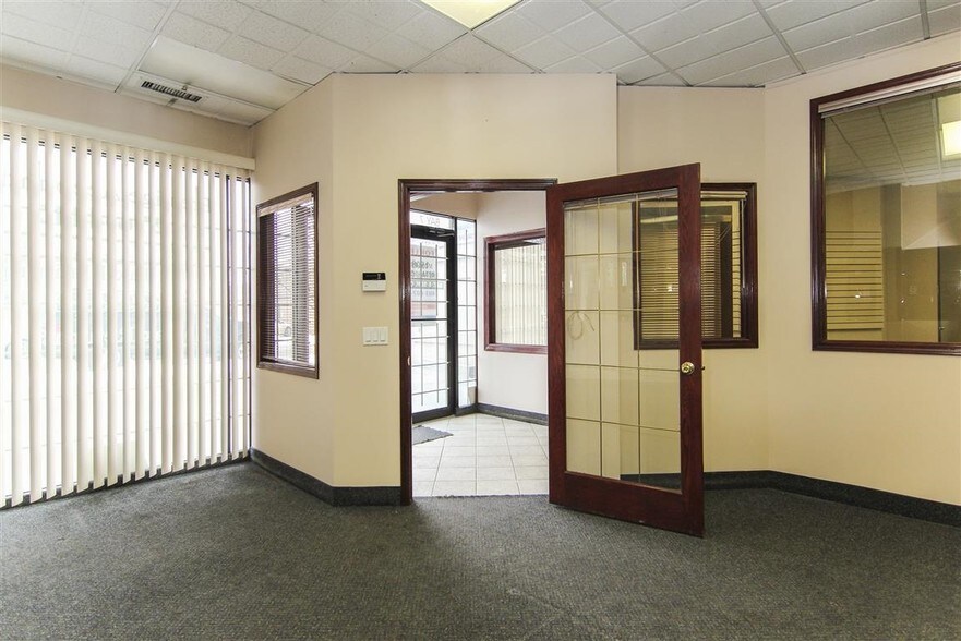 More Photos Of 1015 Centre St NW, Calgary Storefront Retail Residential For Lease